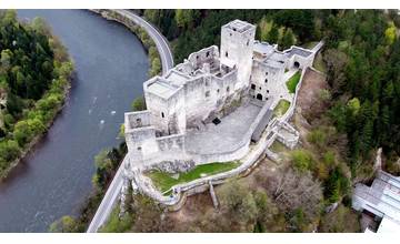 VIDEO: Najnovšie zábery z výšky na hrad Strečno a rozhľadňu Špicák