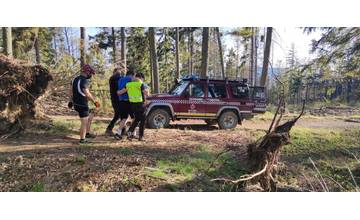 Cyklista v Malej Fatre potreboval pomoc horských záchranárov, počas zjazdu nabúral do stromu