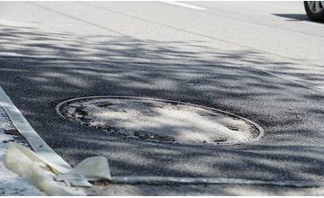 Nekvalitné opravy výtlkov na cestách vedenie mesta nepreberie, práce musia byť v požadovanej kvalite