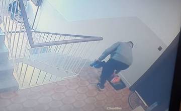 VIDEO: V bytovom dome na Orave úradoval zlodej, ktorý si za dva dni odniesol tri páry topánok