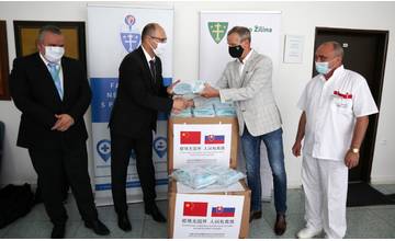 Tretinu darovaných rúšok od partnerského mesta Žiliny dnes odovzdali žilinskej nemocnici
