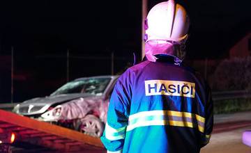 AKTUÁLNE: V trnovskom esíčku narazilo ďalšie osobné auto, posádku previezli do nemocnice