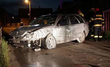 Polícia zadržala po nehode v Trnovom tri osoby pod vplyvom alkoholu, vodič auta je neznámy
