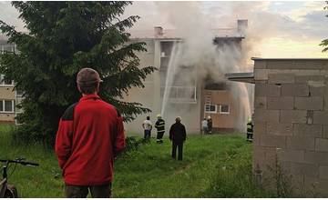 AKTUÁLNE: V obci Krasňany došlo k požiaru bytovky, evakuovaných bolo desať osôb