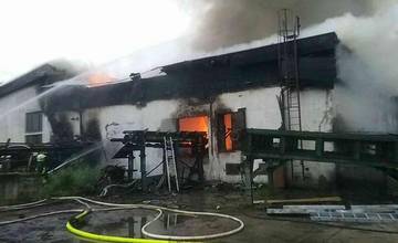 FOTO: V obci Oravský Podzámok horí výrobná hala, na mieste zasahuje viac než 50 hasičov