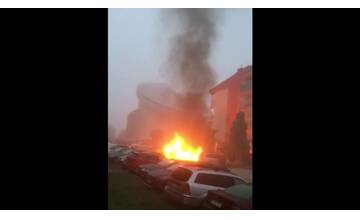 VIDEO: Na sídlisku Hájik došlo v ranných hodinách k požiaru, zhoreli tri zaparkované autá