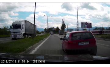 VIDEO: Nechýbalo veľa a vodič na Ľavobrežnej mohol skončiť so svojím autom na streche