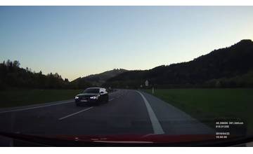 VIDEO: Vodič Audi sa rozhodol predchádzať v zákrute, mohol spôsobiť vážnu nehodu