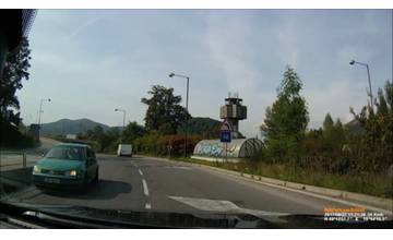 VIDEO: Takmer čelná zrážka na Ľavobrežnej - osobné auto odbočilo na známom mieste do protismeru