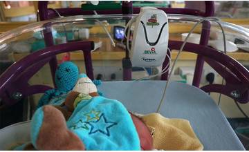 Žilinská nemocnica získala pre novorodenecké oddelenie 14 monitorov dychu a 208 balení plienok