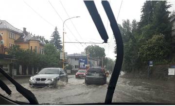 Pre všetky okresy v Žilinskom kraji bola vydaná meteorologická výstraha pred búrkami s krúpami