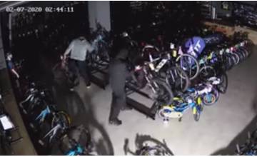 VIDEO: Z predajne v Žiline boli odcudzené 4 elektro-bicykle značky CUBE a Husqvarna