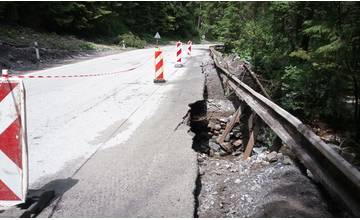V Demänovskej Doline vyhlásili pre zosuv svahu na ceste mimoriadnu situáciu