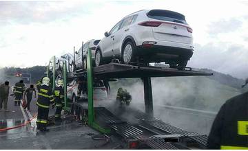 Na diaľnici D3 na Kysuciach horel kamión, duchaprítomný vodič uchránil majetok v tisícoch eur