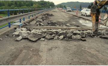 Rekonštrukcia mosta v Krásne nad Kysucou ide podľa plánu, ukončená bude v októbri