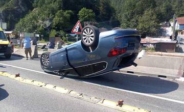 AKTUÁLNE: Na ceste pod Strečnom sa osobné auto prevrátilo na strechu, tvoria sa kolóny
