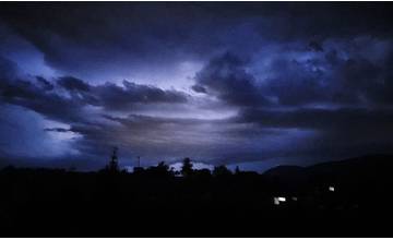 V utorok popoludní sa môžu v Žilinskom kraji objaviť búrky s krúpami a intenzívnymi lejakmi