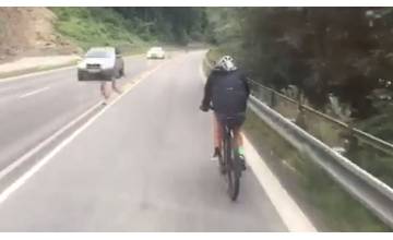 VIDEO: Po frekventovanej ceste pod Strečnom jazdil cyklista, väčšie vozidlá ho nemali kadiaľ obísť