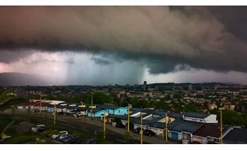 Meteorológovia dnes varujú pred silnými búrkami s krúpami a prívalovými zrážkami