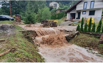 FOTO: Najvážnejšia situácia bola po pondelkovej búrke v obciach Veľké Rovné a Kolárovice