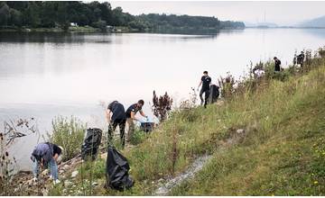 Rybári v Žiline vyčistili časť brehu Vodného diela, prevládal plastový odpad a sklo