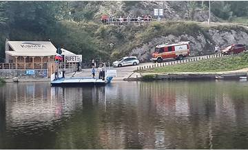 AKTUÁLNE: V obci Strečno spadlo auto do rieky Váh a potopilo sa pod hladinu