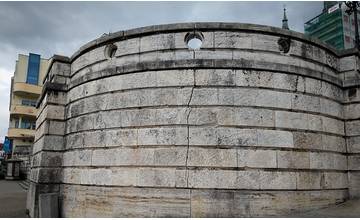 Múry balustrády a Farské schody v Žiline praskajú, poškodenia sa pravidelne opakujú