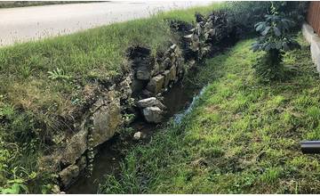 V trnovskom esíčku sa rozpadáva oporný múr nad potokom, úsek mali v minulosti zatrubniť
