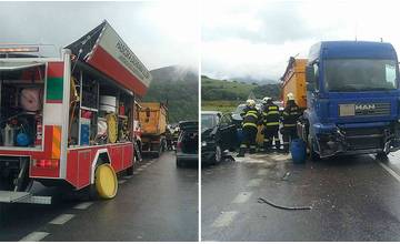 Pri obci Belá sa ráno zrazili tri osobné autá s kamiónom, z nákladného auta začala unikať nafta