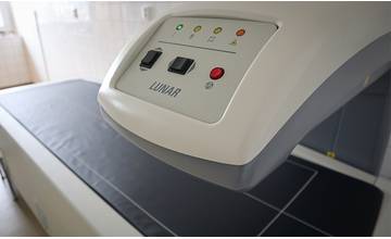 Nemocnica v Žiline má nový skríningový prístroj na meranie hustoty kostí, zlepší diagnostiku