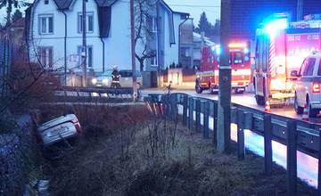 Vozovka v trnovskom esíčku, kde padajú autá do potoka, je podľa správcu cesty vyhovujúca