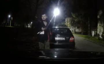 VIDEO: Dvaja neznámi muži poškodzovali zaparkované auto na sídlisku Hliny, majiteľ prosí o pomoc