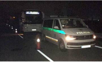 Policajti zastavili poľský autobus s nezaplateným mýtom, pri kontrole zistili, že bol ukradnutý