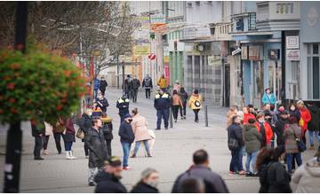 Na uliciach v Žiline pribúda ľudí bez rúšok, na proteste polícia nepokutovala