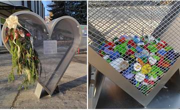 V centre Dolného Kubína osadili srdce na zbierku plastových vrchnáčikov, určené sú na pomoc rodinám