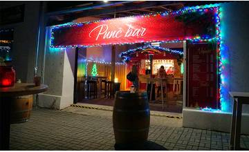 V centre Kysuckého Nového Mesta otvorili Punč bar s vyhrievanou terasou, láka aj množstvo Žilinčanov