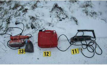 Kriminalisti z Oravy zadržali podozrivého z trestnej činnosti, našli kradnuté veci aj pervitín