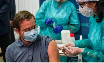 Prvé vakcíny proti COVID-19 dnes dostali Vladimír Krčméry, minister zdravotníctva a hlavný hygienik