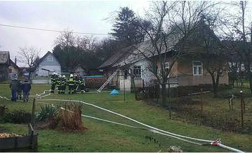 Hasiči dnes ráno zasahovali pri požiari rodinného domu, v interiéri našli ležať jednu osobu