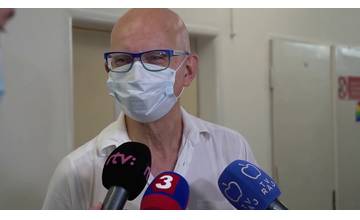 VIDEO: Prvým zaočkovaným v Žiline je bývalý primár infektológie v dôchodkovom veku