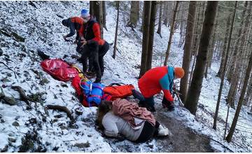 Horskí záchranári v nedeľu pomáhali 24-ročnej turistke, ktorá si v Nových dierach poranila nohu