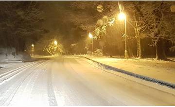 AKTUÁLNE: V Žilinskom kraji nasnežilo, môžu sa tvoriť snehové záveje