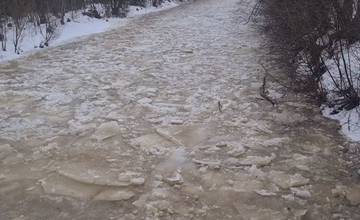 VIDEO: Na rieke Biela Orava sa podarilo zachytiť začiatok ľadochodu