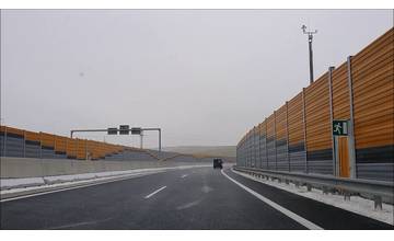 VIDEO: Po novom úseku diaľnice D1 a privádzači začali jazdiť vozidlá, pre nákladné autá platí zákaz