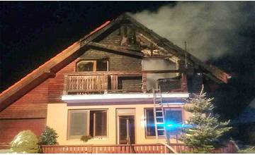 Na Liptove došlo k požiaru rodinného domu, profesionálni a dobrovoľní hasiči ho uhasili do troch hodín