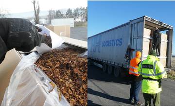 Colníci našli v poľskom kamióne na Orave namiesto korenia do polievok 13 ton sušených listov tabaku