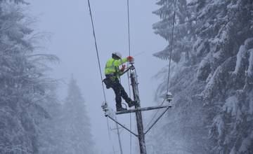 Stredné Slovensko trápi energetická kalamita, bez elektriny sú desaťtisíce domácností
