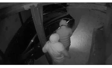 VIDEO: Dve neznáme osoby si nadránom v centre Žiliny obzerali zaparkované auto