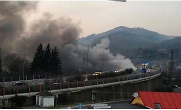 VIDEO: Pod mostom v Budatíne horí odpad, hustý dym zahalil hlavný ťah aj mestské časti