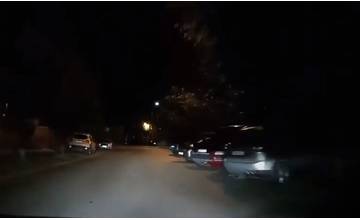V noci jazdia po žilinských sídliskách tri podozrivé autá, ktorých posádka si obzerá parkujúce vozidlá